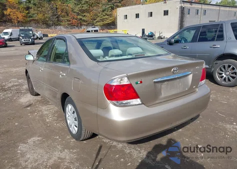 2005 Toyota Camry Le z USA, uszkodzony, nr VIN 4T1BE30K25U103977